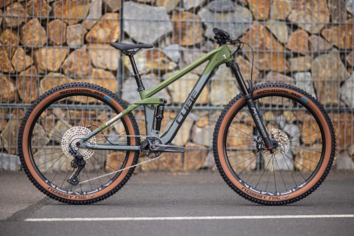 <a href="https://www.awin1.com/cread.php?awinmid=13793&awinaffid=471469&clickref=B+Cube+Stereo+140+HPC+Rookie&ued=https%3A%2F%2Fwww.liquid-life.de%2Fcube-stereo-140-hpc-rookie-flashgrey-n-olive.html" target="_blank" rel="noopener noreferrer nofollow">An XS version of the Stereo 140 HPC has not yet been available, which is why Cube is launching this bike for bikers between 1.30 and 1.50 metres tall in 2022</a> *.