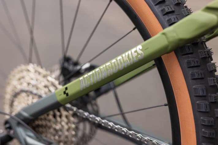 The rear triangle is made of aluminium, the main frame of carbon.