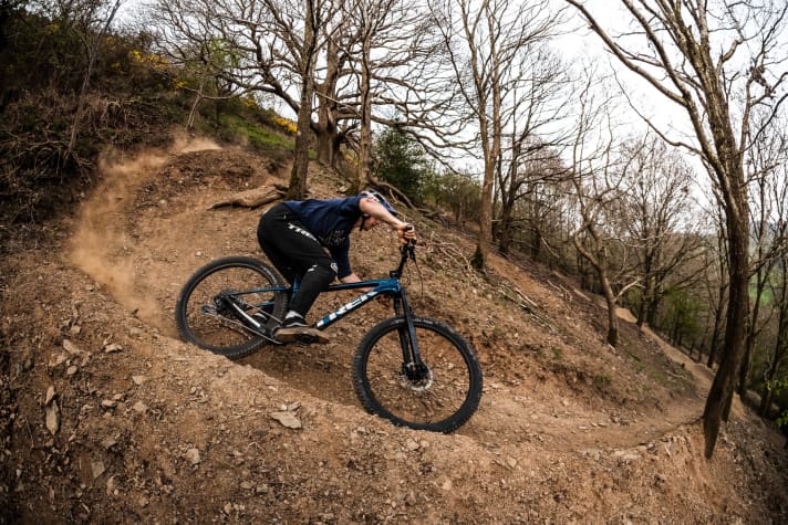   Made for Fun: Mit dem Roscoe soll man vor allem bergab Spaß haben. Gebremst wird der Fahrspaß auf ruppigen Strecken nur durch die fehlende Federung hinten – wie unsere Erfahrungen mit Trail-Hardtails gezeigt haben.