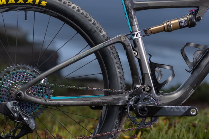 The Californians also remain true to their tried and tested DW-Link rear triangle on the Exie.
