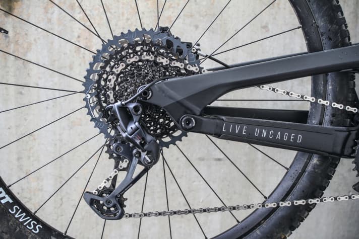   Home-made friction points: Sram's new Eagle cassettes with 52 mm climbing sprockets cannot always be retrofitted to older Eagle drivetrains without problems. 