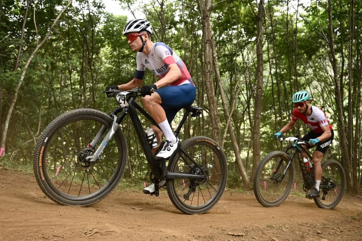   Das Fahrwerk in Pidcocks Olympiasieger-Bike kommt von SR Suntour. Der 58 Kilo leichte Pidcock fährt die <a href="https://www.srsuntour.com/en/products/fork/AXON-WERX34-Boost-EQ-6575.html" target="_blank" rel="noopener noreferrer nofollow">Axon 34 WERX Federgabel</a>  und einen Edge-Dämpfer. Bei den Laufrädern vertraut der Brite auf die Vollcarbon-Rundlinge von Syncros, die Silverton SL, die auch Nino Schurter fährt. Auf den Continental-Reifen prangt ein „Prototypen“-Schriftzug, Antrieb und Bremsen kommen in Form der XTR-Gruppe von Shimano.
