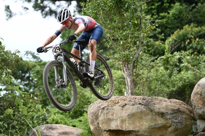   Im Frühjahr vor den ersten Worldcups feilte Pidcock mit seinem Team und Ingenieuren lange am Fahrwerks-Setup seines Racebikes. Das scheint sich gelohnt zu haben, wie die bisherige Saison gezeigt hat. Auch ein Hardtail von BMC – ebenfalls schwarz ohne Schriftzug – hatte der Brite in Albstadt bereits eingesetzt.