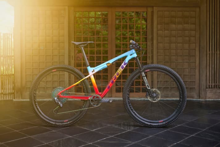   Mit der kabellosen Elektroschaltung XX1 Eagle AXS hat Neff die Kette über die 12 Gänge dirigiert. Einziger Unterschied zwischen Neffs Olympia-Bike und dem Serienrad im Bild: Die Schweizerin fuhr eine kabellose Rockshox Reverb AXS-Variostütze.