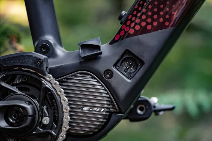   Ein vollwertiger Shimano EP8 treibt das Rotwild an. Damit man die Abdeckung des Ladeports nicht verliert, lässt sie sich magnetisch an einer bestimmten Stelle an den Rahmen anheften.