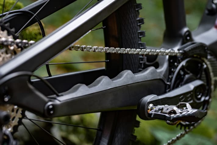   A comprehensive chainstay protector absorbs impacts on the frame.