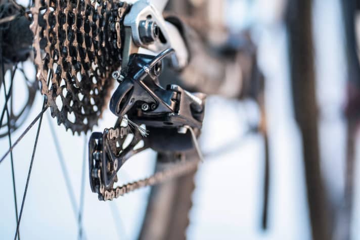 Turn the stop screw all the way in. This keeps the chain in a medium gear.