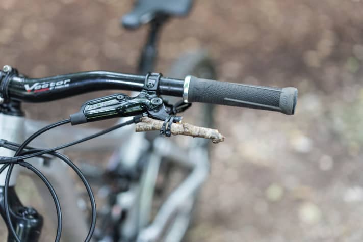 Bio-Hebel: Ein abgebrochener Bremshebel lässt sich fixen – die Kabelbinder sollte man für den Fall dabei haben.