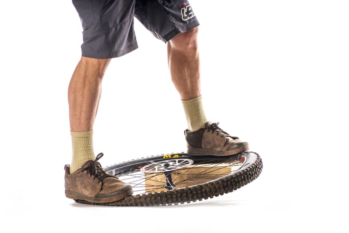 Was ist das denn? Ein One Wheel für Arme? Nein, ein Kniff, um einen Achter in der Felge geradezubiegen. Wir zeigen, wie’s geht!