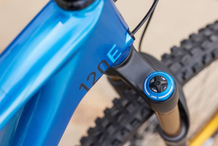   Die Idee für die EX-Version des Stereo 120 HPC kam von den Cube-Produktmanagern, die ein leichtes, potentes Bike für Trail-Touren im Fichtelgebirge haben wollten. Die Fox 34 mit Grip2-Kartusche baut Fox fürs Modelljahr 2022 zum ersten Mal.