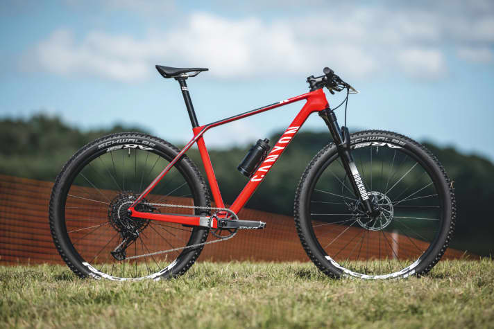   The entry into the carbon world: Starting at 1799 euros, the Exceed CF 5 is the first carbon frame available from Canyon. We spoke to Canyon product manager Julian Biefang about it.