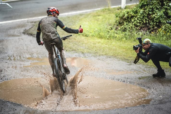 Thumbs up: Even with a discounter bike for 899 euros, a race like the Erzgebirgs Bike Marathon can be contested. Page 48