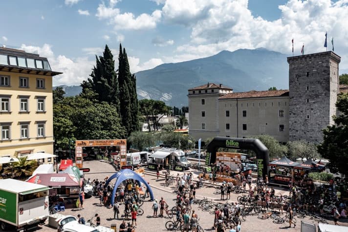   This year, the BIKE Transalp ended in Riva del Garda, just like the <a href="https://www.bike-magazin.de/hintergruende/reportagen/nonstop-transalp-mtb-alpenueberquerung-in-4-tagen" target="_blank" rel="noopener noreferrer nofollow">Transalp Challenge premiere in 1998</a>. The exact route for 2022 has not yet been finalised, but one thing is certain: it will be a tough one.