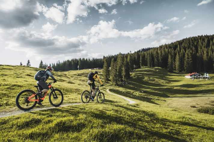 Könnte ein Tourentag schöner zu Ende gehen? Die letzten Trail-Schlenker über die Winklmoosalm zur Traunsteiner Hütte.