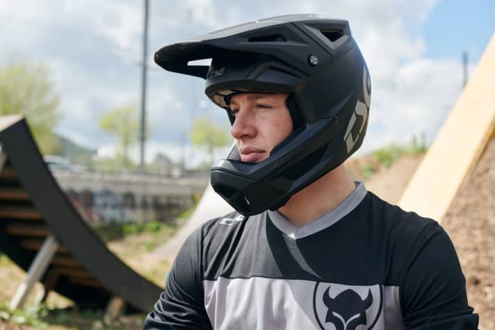   The large visor opening should contribute to a wide field of vision. The goggles also have plenty of space.