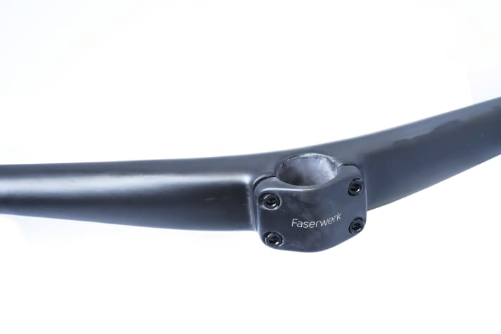   The carbon handlebar is screwed directly to the steerer tube, the clamp is screwed on from behind.