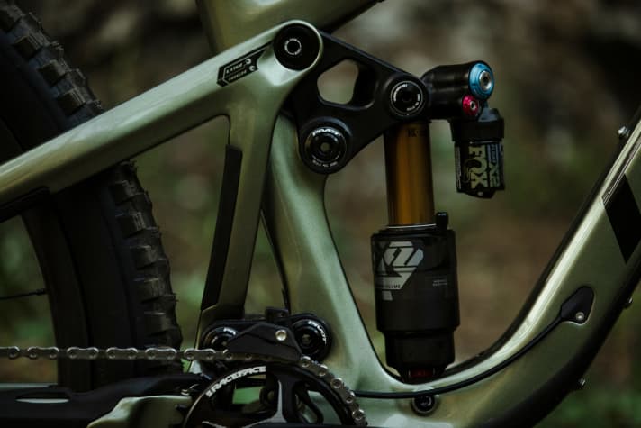   The DW-Link provides a virtual pivot point. The 165 millimetres of suspension travel are designed to tame the roughest tracks.