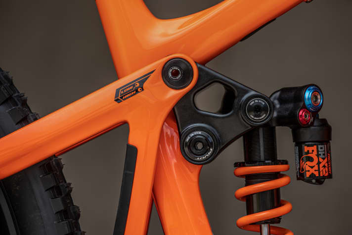   The steering angle on the <a href="https://store.pivotcycles.com/de/bike-firebird-2" target="_blank" rel="noopener noreferrer nofollow">Pivot Firebird</a> can be adjusted by 0.6 degrees using a flip chip.