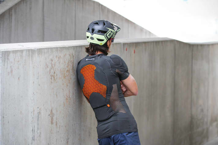   Der perforierte Protektor ist angenehm beim Tragen.