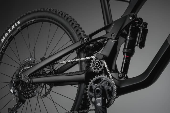   Following Cannondale and Norco, GT is also presenting its Enduro Force Carbon for 2022 with a high-pivot rear triangle.