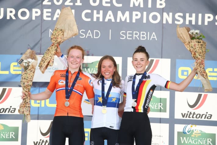   Ronja Eibl (rechts) holte U23-Bronze hinter ihrer Alpecin Fenix-Teamkollegin Puck Pieterse (links) und Siegerin Mona Mitterwallner aus Österreich.
