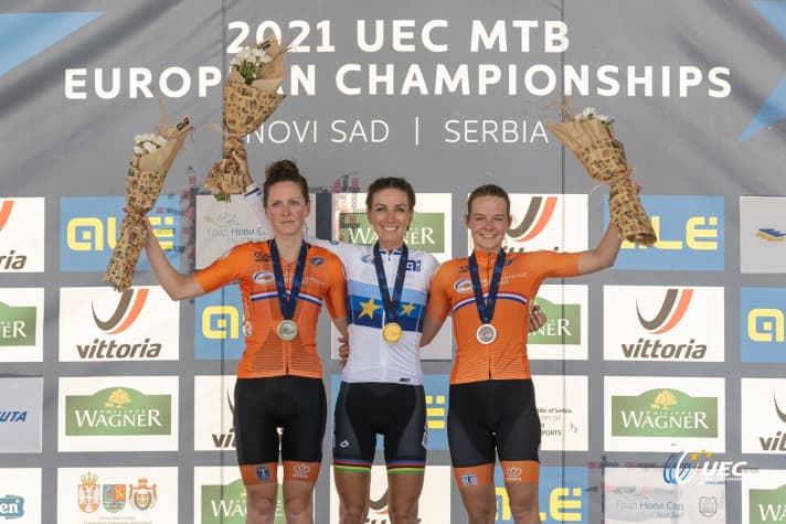   Das Podium der Frauen bei der EM 2021 in Novi Sad: Europameisterin Ferrand-Prévot (Mitte) und die beiden Niederländerinnen Anne Terpstra (links), die Silber holte, und Anne Tauber.
