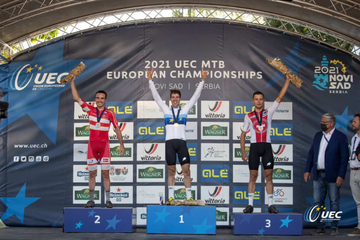   EM-Gold ging an den Schweizer Lars Forster, der bei Olympia in Tokio nicht am Start war. Silber holt der Däne Sebastian Fini (links) vor dem Schweizer Filippo Colombo. Hier gibt's <a href="http://www.uec.ch/resources/2021%20Events/MTB%20XCO/res/XCO%20ME.pdf" target="_blank" rel="noopener noreferrer nofollow">das komplette EM 2021-Ergebnis</a> .