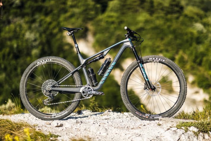   Not only the equipment differs significantly from the Lux race bike, but the main frame and geometry of the Lux Trail are also new.