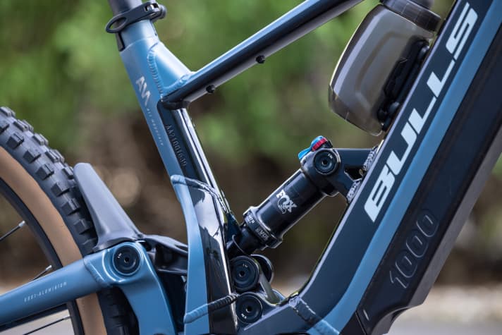   The solid aluminium frame of the E-Stream EVO AM4 features Fox suspension. A water bottle fits into the frame triangle.