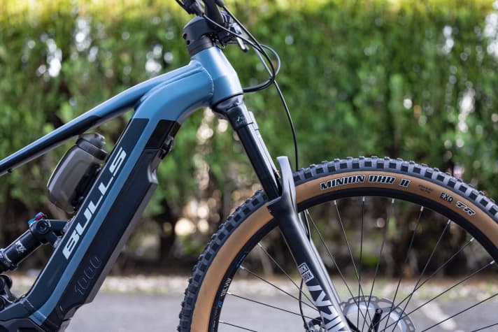   Der große 925 Wattstunden-Akku ragt zwei Zentimeter hervor, passt aber ohne Anpassungen in den Alu-Rahmen des Bulls E-Stream.