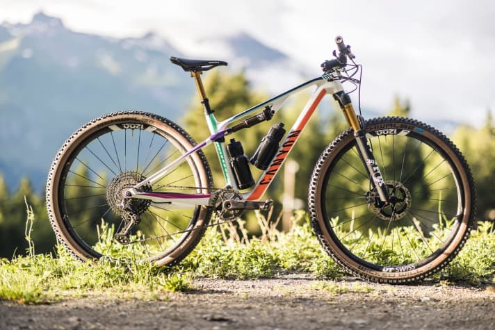   Canyon has painted the top model of the new Lux Trail CF in the design of Emily Batty's World Cup team.