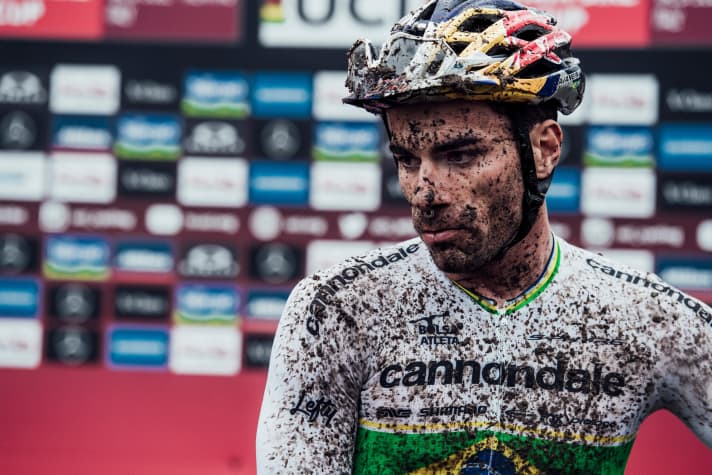   Am Donnerstag werden erstmals WM-Medaillen beim 20-minütigen Short-Track-Rennen ausgefahren. Gewitter am Nachmittag könnten die Strecke ähnlich fordernd werden lassen wie 2019. Der Brasilianer Henrique Avancini zählt zu den Favoriten und will nach seinem 13. Platz bei Olympia angreifen. 