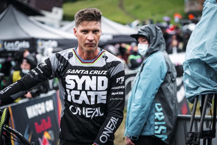 Der älteste Weltmeister der Bike-Geschichte: Wie sich Greg Minnaar mit 39 noch an der Spitze des DH-Worldcups hält. Seite 82