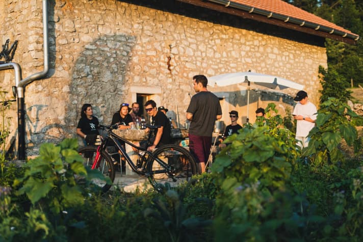   Long and flat: The first prototype comes very close to Mariano's ideas. The rear triangle construction with vertical shock is very reminiscent of BMC's MTB fullys.