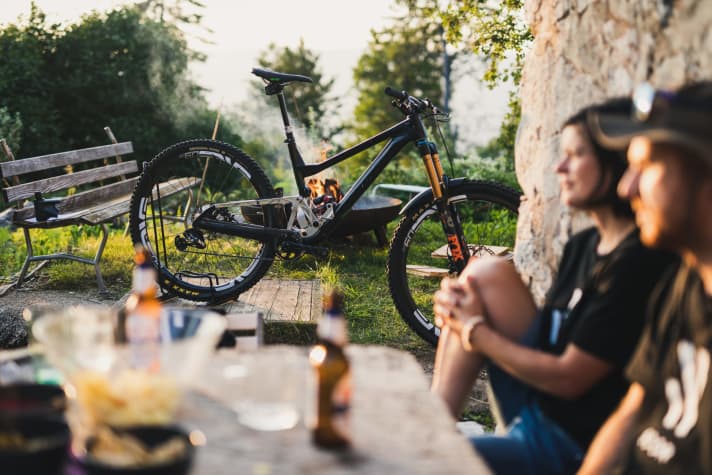   On the second prototype bike, the shock moves down in the frame triangle for a low centre of gravity. The chainstays shrink.