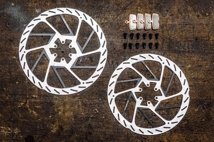   The new HS2 discs in the six-hole version. Incidentally, the brake pads are not new. However, according to the manufacturer, anyone changing to the new discs should also install fresh pads.