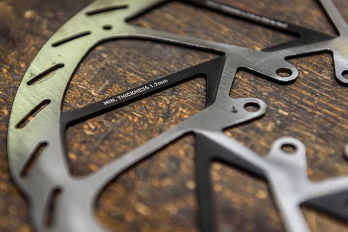   The wear limit is 1.7 millimetres, which means that the brake disc can be worn by 0.3 millimetres. That is 0.05 millimetres more than before. The thicker disc should also be less prone to warping in the heat, which occurred several times in our <a href="https://www.bike-magazin.de/komponenten/bremsen/test-scheibenbremsen-05-2021" target="_blank" rel="noopener noreferrer nofollow">disc brake tests</a>.