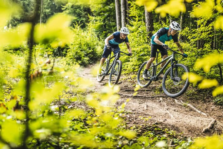 The MiTech geared bike weighs 14.7 kilos and appears indestructible. The rigid bike from VPace only weighs 8.4 kilos, but is also much more delicate.