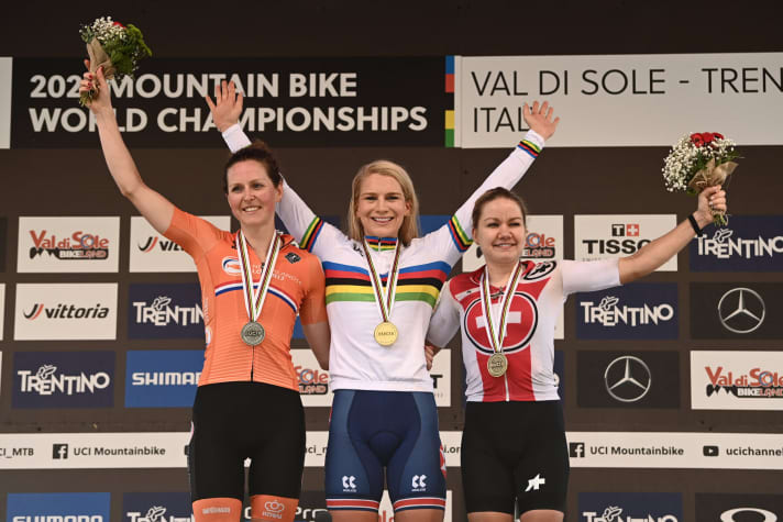   Will now race in the rainbow jersey for a year: British Trek rider Evie Richards. Silver goes to Anne Terpstra (Ghost), Sina Frei (Specialised) takes bronze in the women's cross-country World Championships.