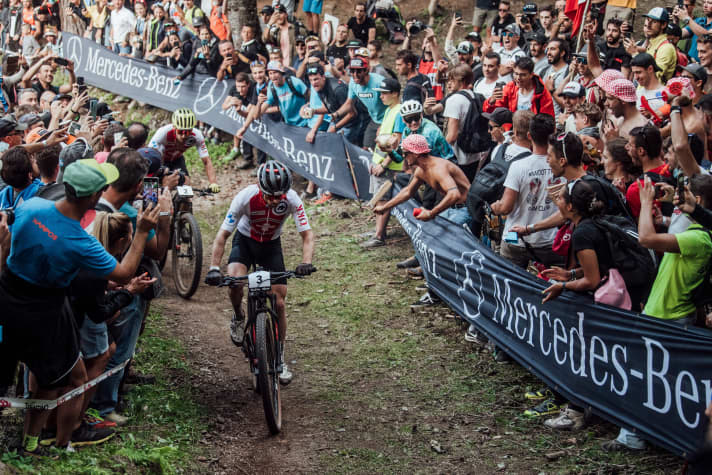   Das Duell der Titanen: Die Zuschauer brüllen Flückiger (vorne) und Schurter einen der steilen Anstiege hinauf.