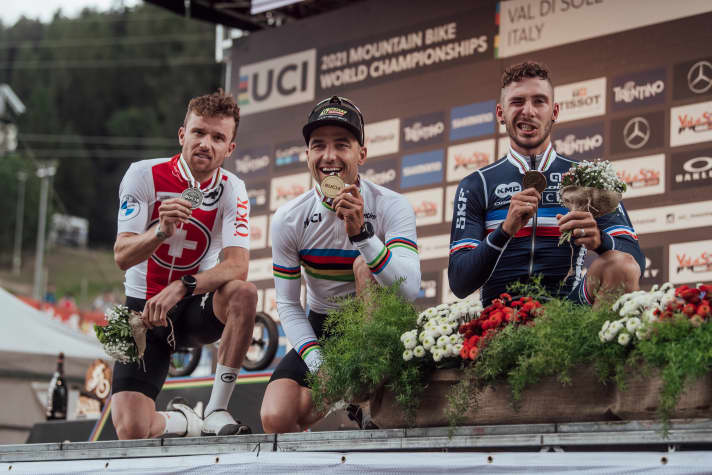   Nino Schurter freut sich in Val di Sole über seinen neunten WM-Titel. Silber geht an Mathias Flückiger (links), Victor Koretzky bejubelt die Bronze-Medaille.