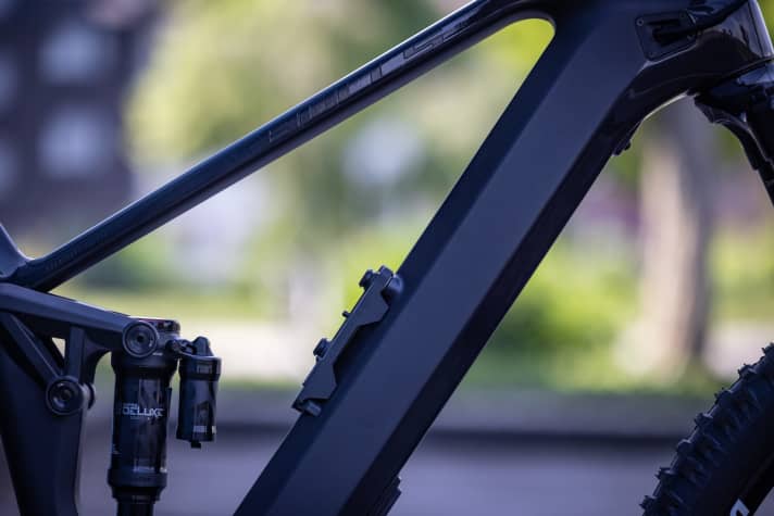   The new Powertube battery with 750 watt hours is significantly longer than the 625 Wh battery. Some manufacturers have problems realising small frame sizes with it. The Sonic Evo AM carbon full suspension bike from Bulls is also only available with the large battery from frame size medium. 