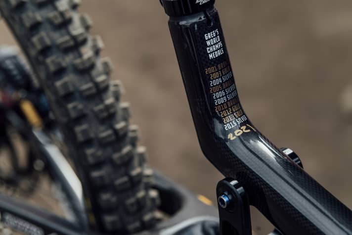   Sponsor Santa Cruz hatte für Greg ein Bike mit all seinen WM-Erfolgen vorbereitet. Der neue Sieg wurde gleich mit dem Lackstift ergänzt.