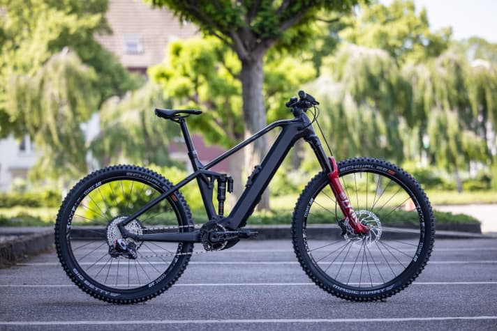   Das Top-Modell mit Bosch-Motor und edlem Carbon-Chassis hört auf den Namen Sonic Evo AM 1 und kostet 8699 Euro. 150 mm Federweg und Laufradmix mit 29 Zoll vorne, 27,5 Zoll hinten.