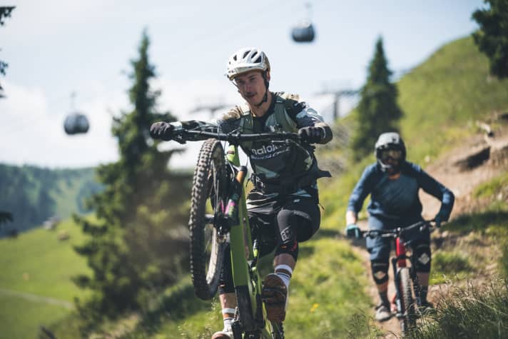 Die Pro-Coaches wie Ex-Worldcup-Racer Jasper Jauch geben Einsteigern und Könnern nützliche Tipps.