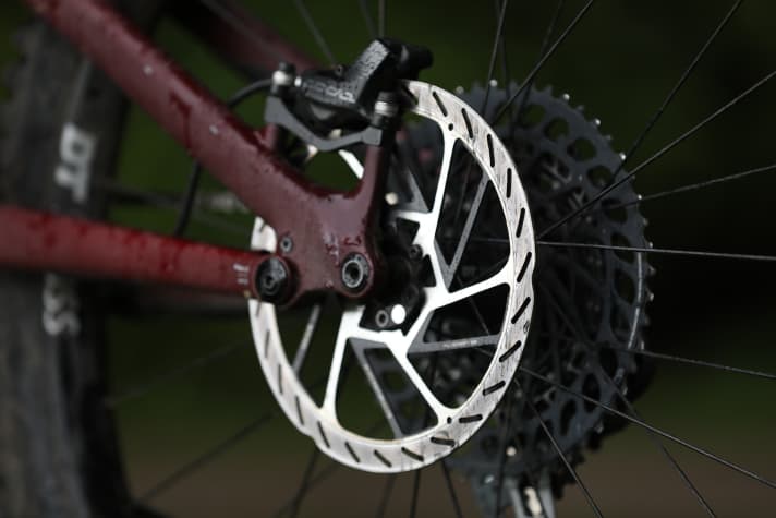   Wir haben die neuen HS2-Scheiben bereits an mehreren Testbikes montiert. Wie sie sich schlagen und ob die zusätzliche Dicke in der Bremsleistung tatsächlich spürbar ist, lesen Sie demnächst in BIKE und EMTB und hier auf der Website.