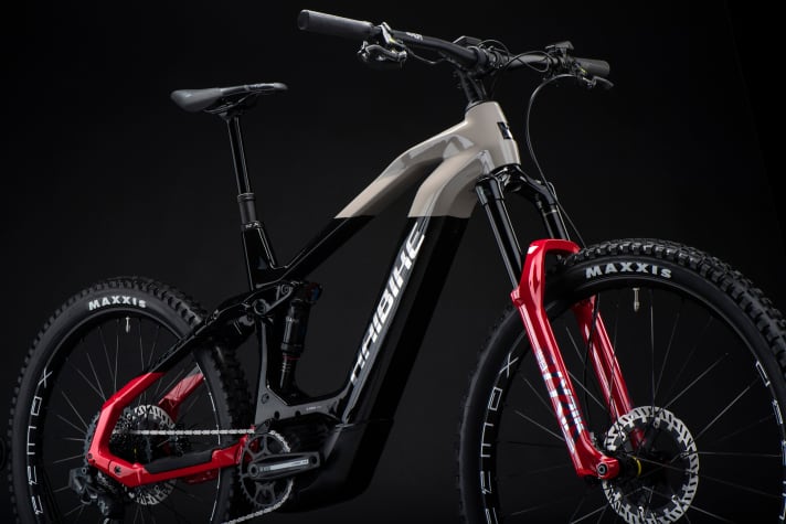   The Bosch Performance CX motor is positioned vertically in the frame triangle. This creates space in the down tube for the new 750 watt-hour battery from Bosch. When the battery is removed, it is pulled downwards out of the tube. This means that the Schweinfurt-based company can also realise small frame sizes with the long battery.