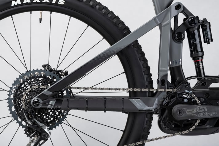   The Traction Link rear suspension ensures a vertical wheel lift curve during compression. This is intended to improve traction and reduce drive influences at the same time.