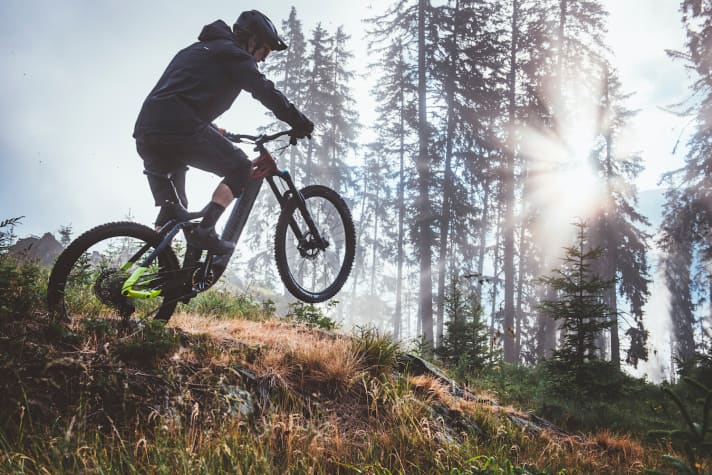   A bike for wild trails and demanding adventures: the Haibike Nduro wants to impress both uphill and downhill. We are looking forward to the first test with the bike! As usual, you'll find it in the EMTB magazine.