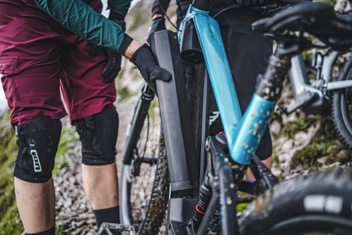 Die Akku-Aufnahme am Bulls Sonic wirkt anfällig. An unserem Test-Bike war ein Kunststoffteil der Akku-Auf­nahme verbogen, dadurch war der Akku nur noch sehr hakelig einzusetzen und klapperte auf dem Trail. Deshalb: Beim Einsetzen der Batterie unbedingt behutsam und präzise zu Werke gehen.
